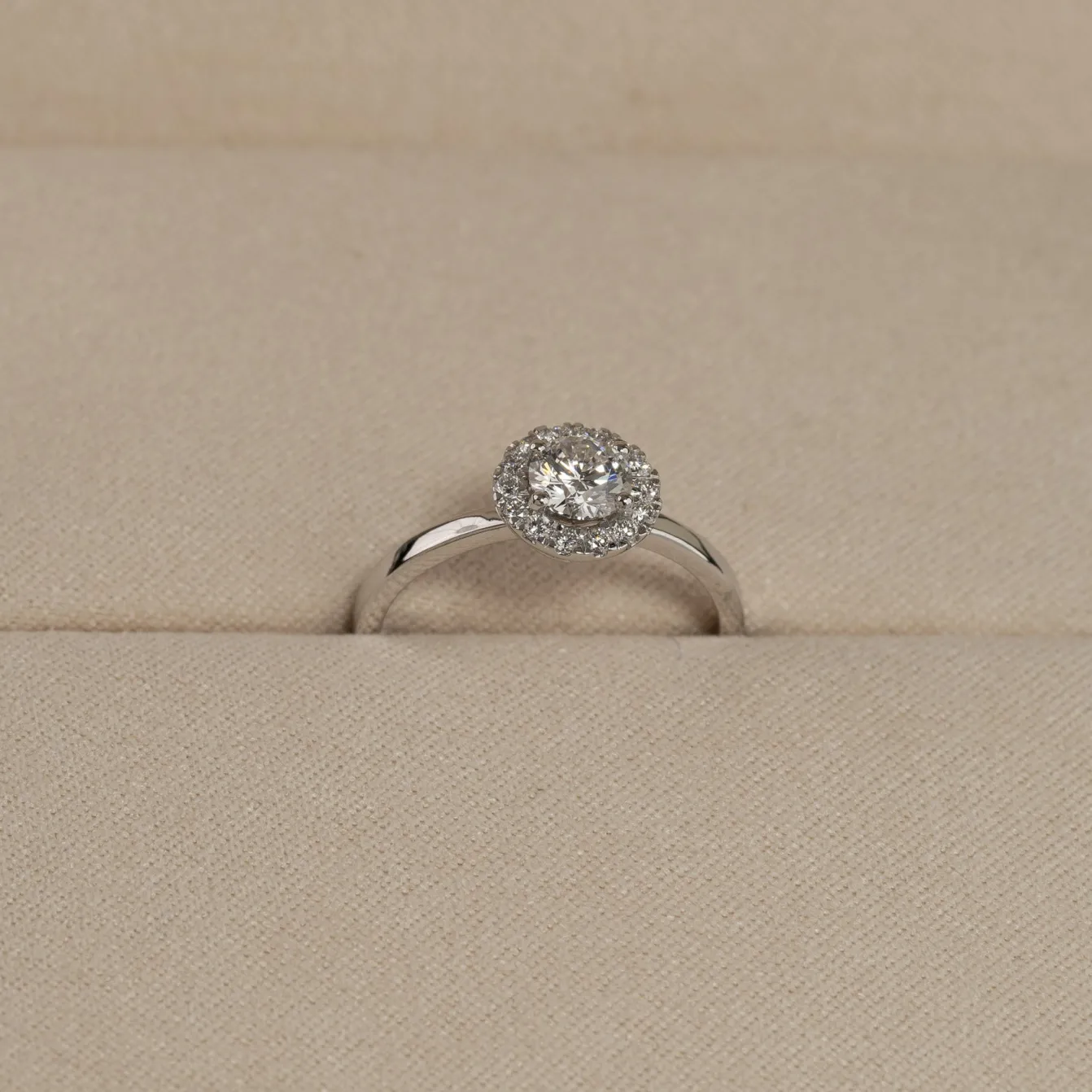 SIMPLE ROUND HALO DIAMOND RING - 0.7ct - WG