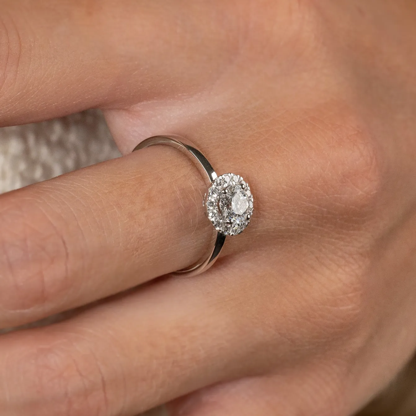SIMPLE ROUND HALO DIAMOND RING - 0.7ct - WG