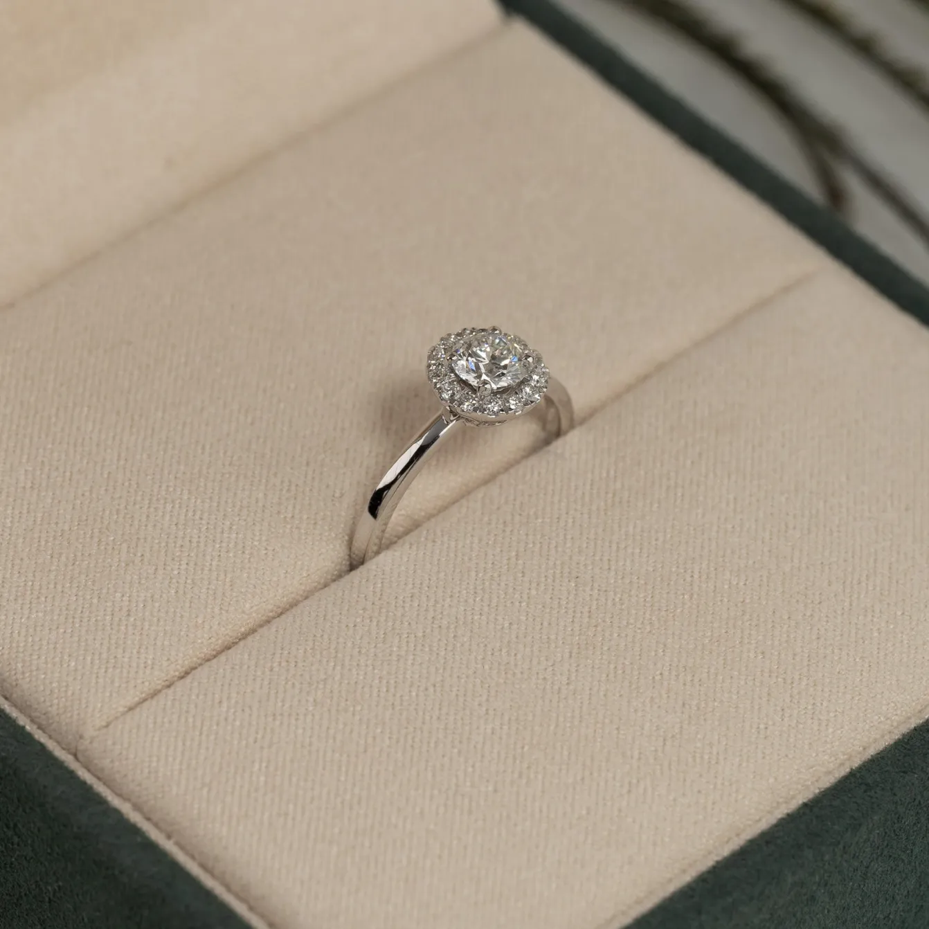 SIMPLE ROUND HALO DIAMOND RING - 0.7ct - WG