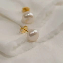 SIMPLE WHITE PEARL GOLDEN STUD EARRING