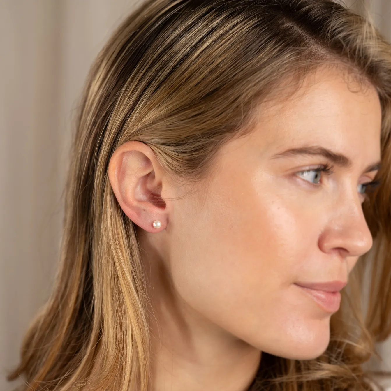 SIMPLE WHITE PEARL SILVER STUD EARRING
