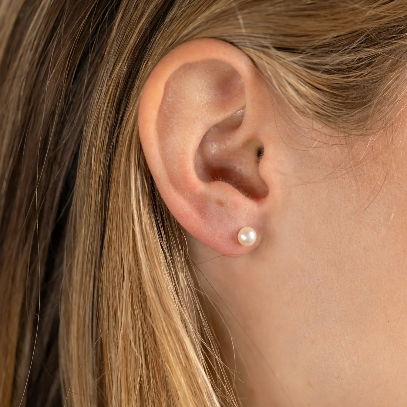 SIMPLE WHITE PEARL SILVER STUD EARRING
