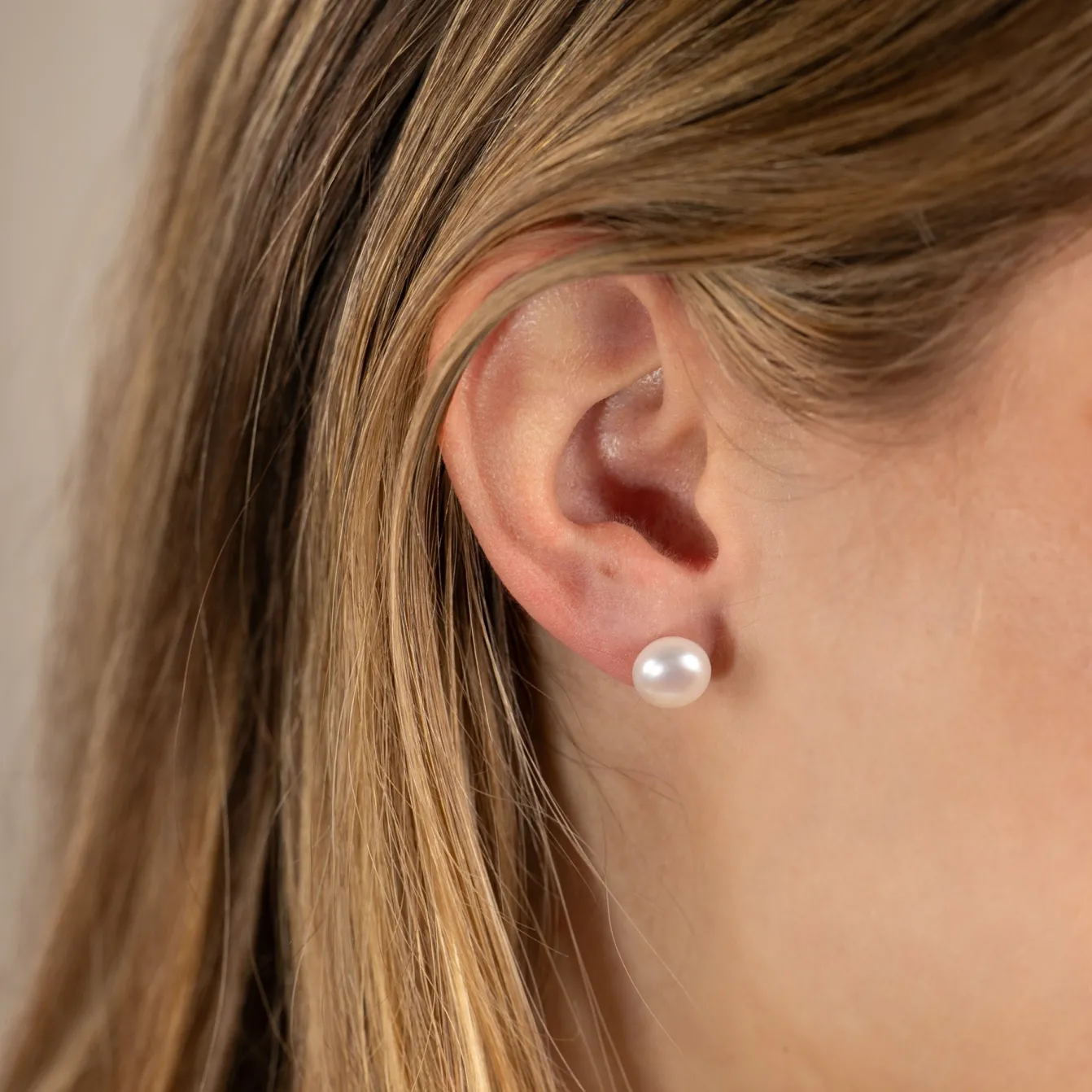 SIMPLE WHITE PEARL SILVER STUD EARRING