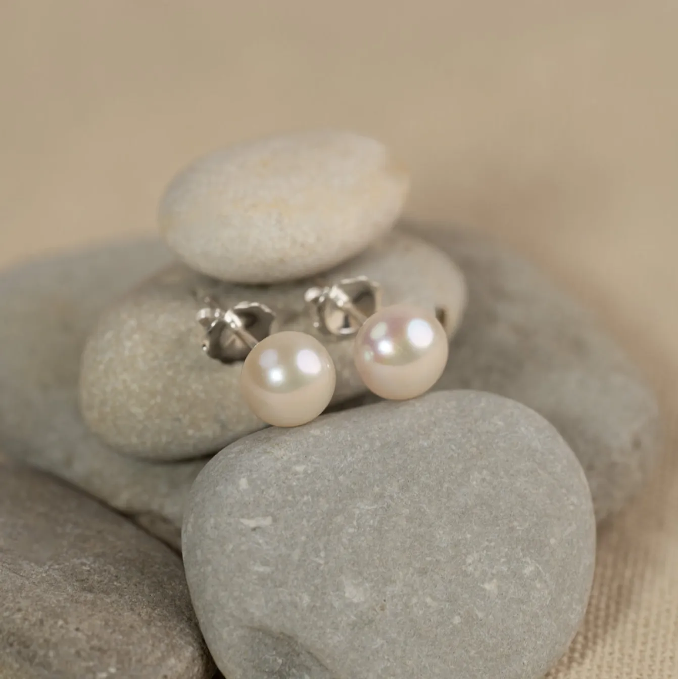 SIMPLE WHITE PEARL SILVER STUD EARRING