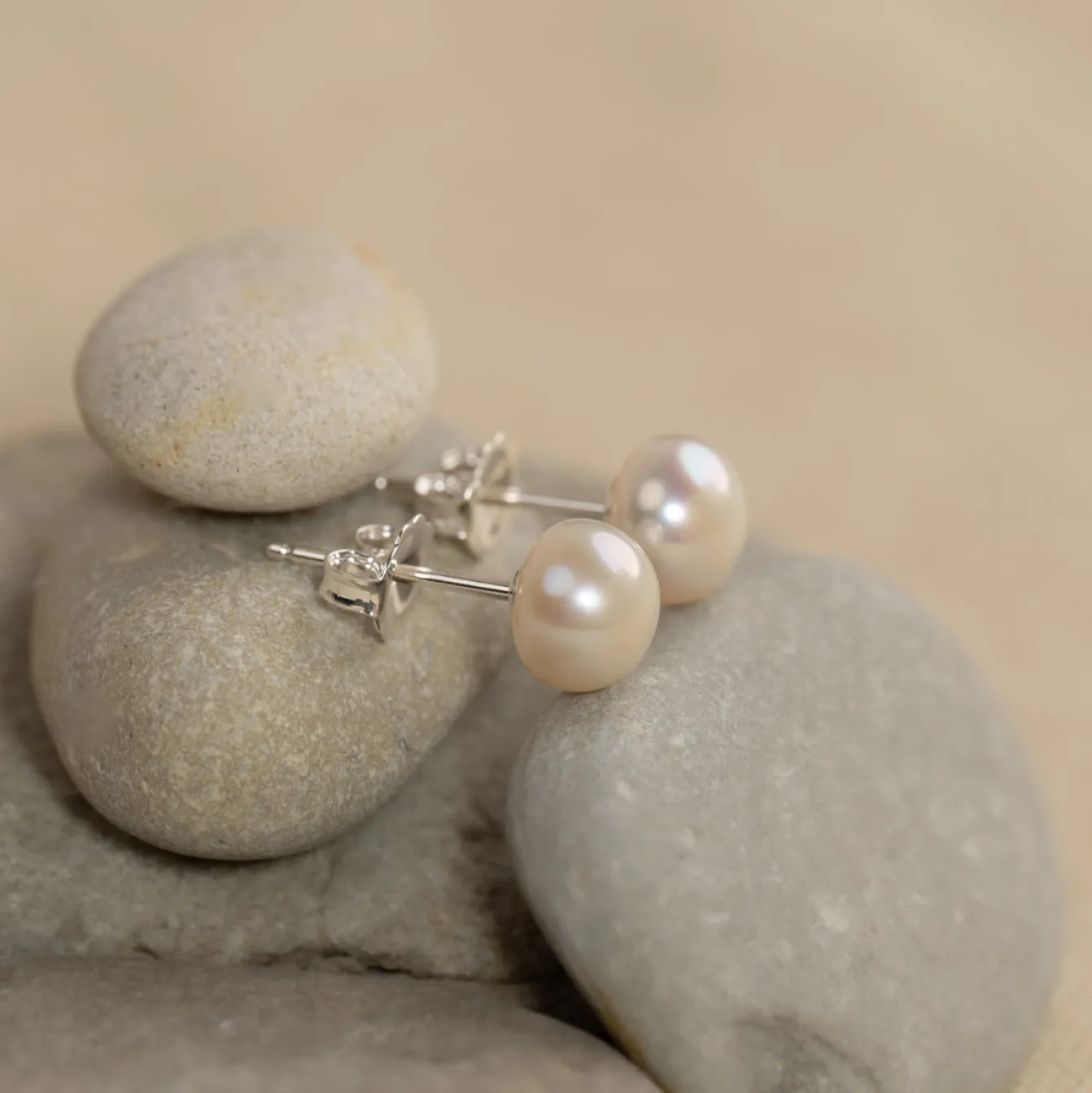 SIMPLE WHITE PEARL SILVER STUD EARRING