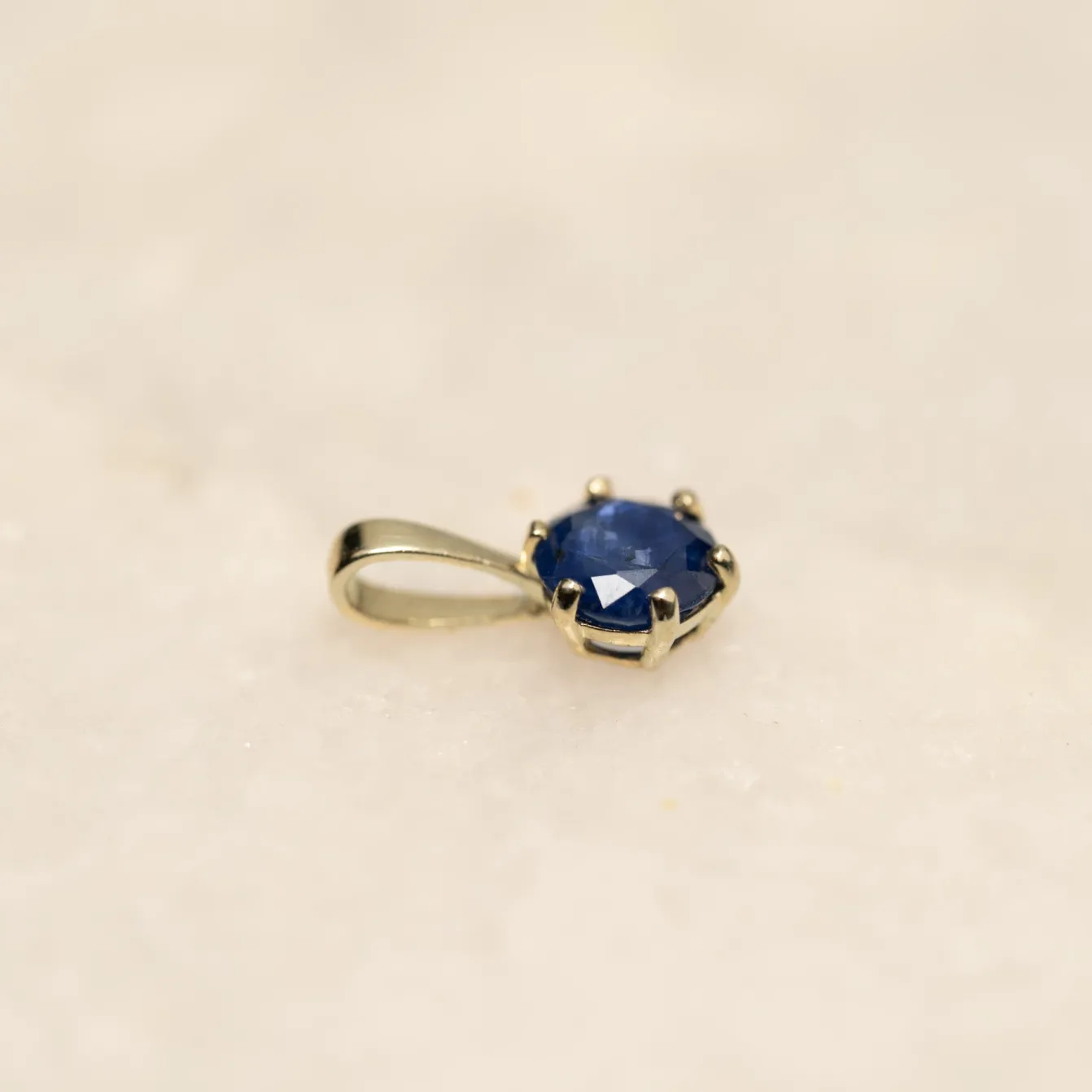 SOLEY SAPPHIRE SOLID GOLD PENDANT