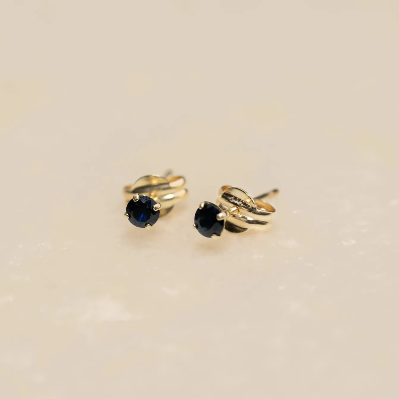 SOLEY SAPPHIRE SOLID GOLD STUD EARRING