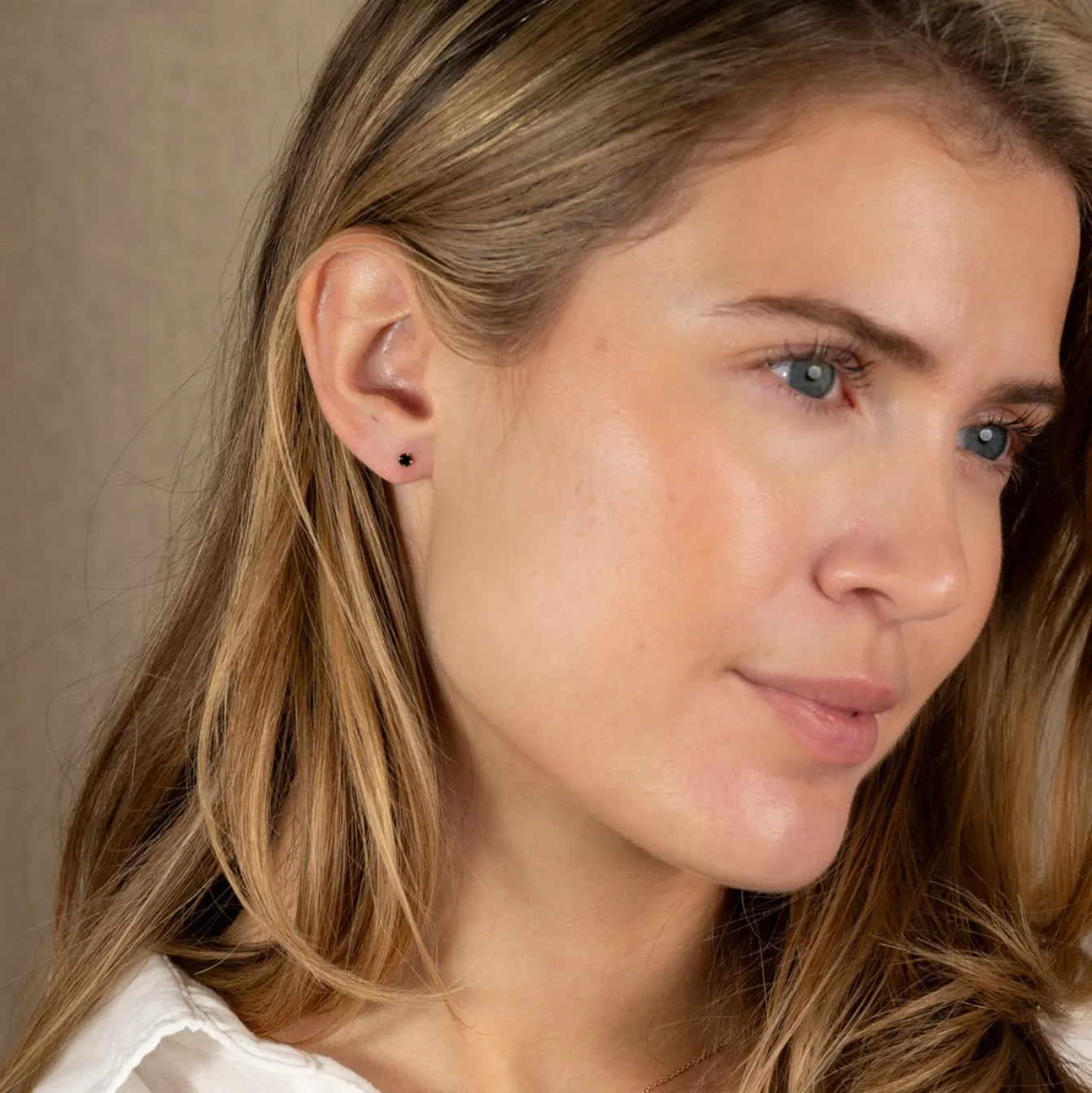 SOLEY SAPPHIRE SOLID GOLD STUD EARRING