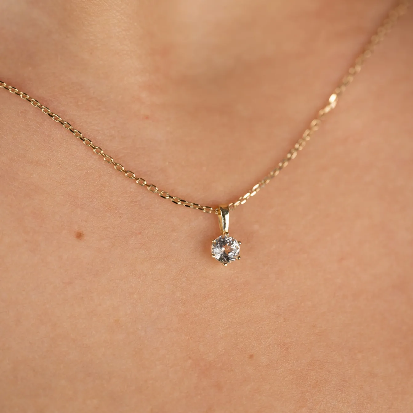SOLEY WHITE TOPAZ SOLID GOLD PENDANT