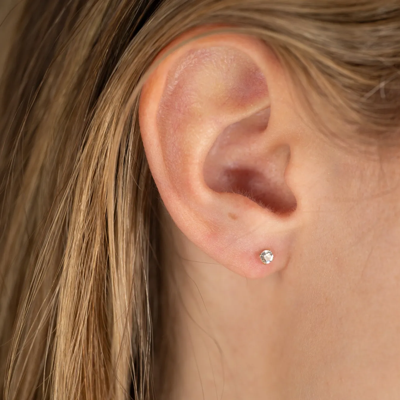 SOLEY WHITE TOPAZ SOLID GOLD STUD EARRING