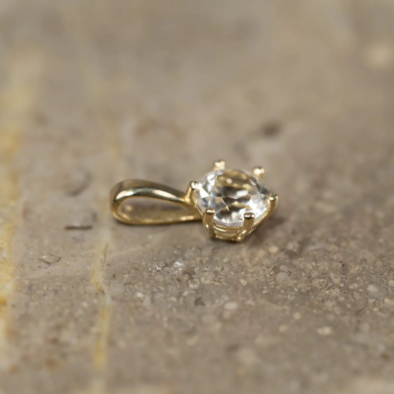 SOLEY WHITE TOPAZ SOLID GOLD PENDANT
