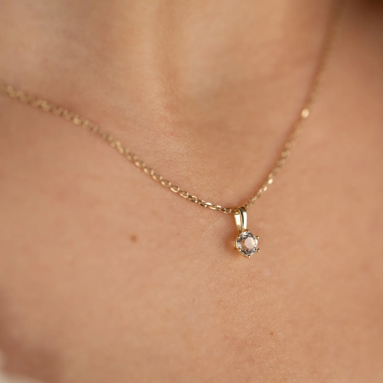 SOLEY WHITE TOPAZ SOLID GOLD PENDANT