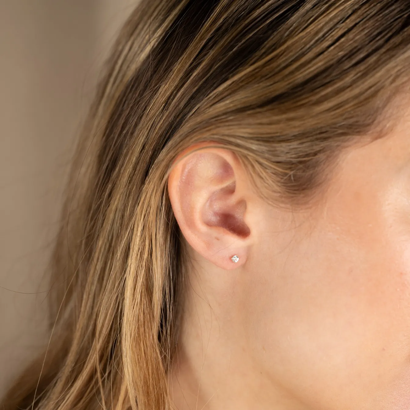SOLEY WHITE TOPAZ SOLID GOLD STUD EARRING