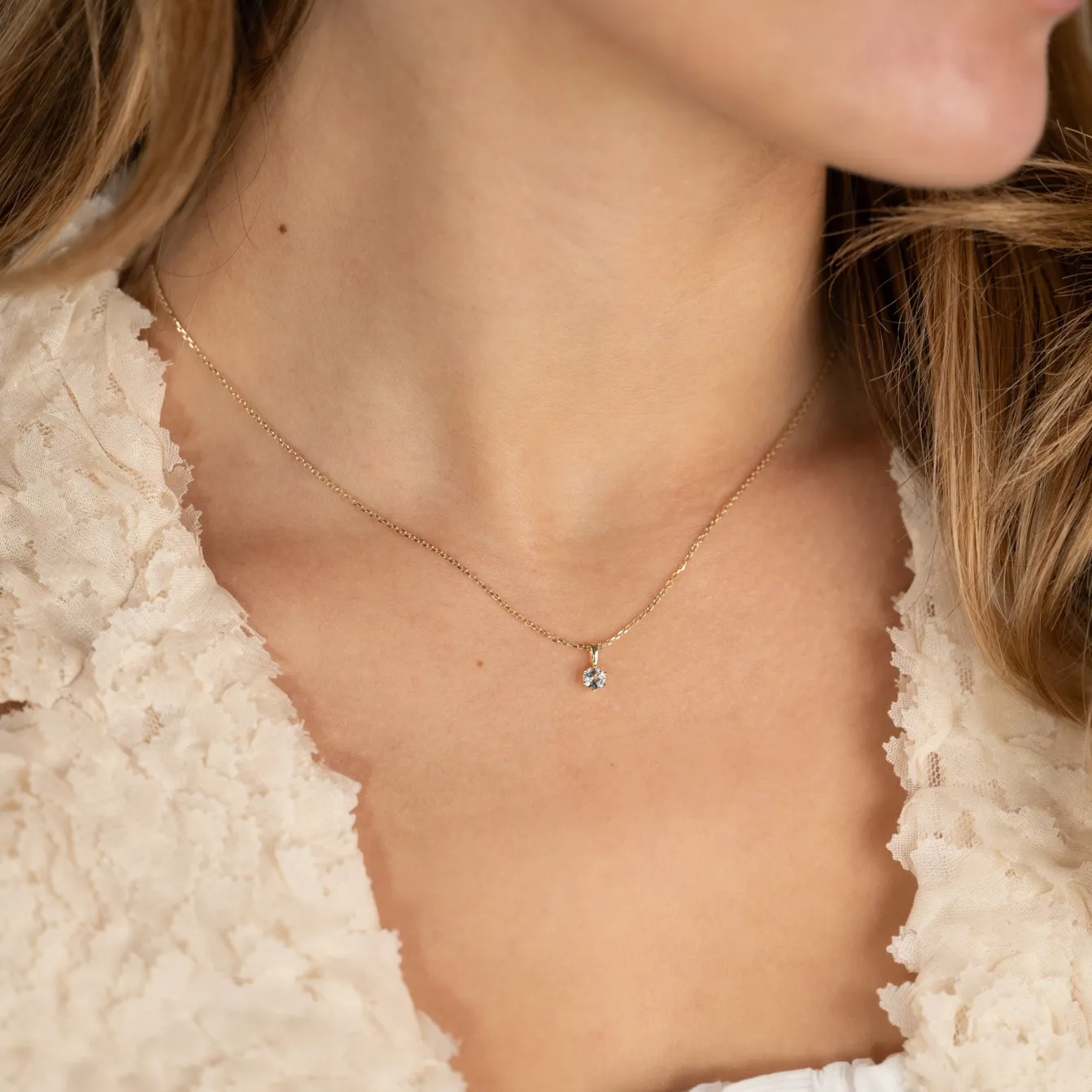 SOLEY WHITE TOPAZ SOLID GOLD PENDANT