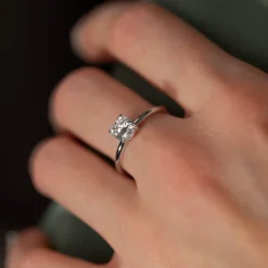 SOLITAIRE BASKET-SET CUSHION DIAMOND RING - 1.0ct - WG