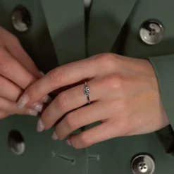 SOLITAIRE BASKET-SET CUSHION DIAMOND RING - 1.0ct - WG