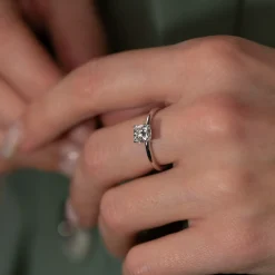 SOLITAIRE BASKET-SET CUSHION DIAMOND RING - 1.0ct - WG