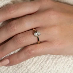 SOLITAIRE OVAL-CUT DIAMOND RING - 1.0ct - YG