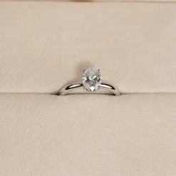SOLITAIRE OVAL-CUT DIAMOND RING - 1.0ct - WG