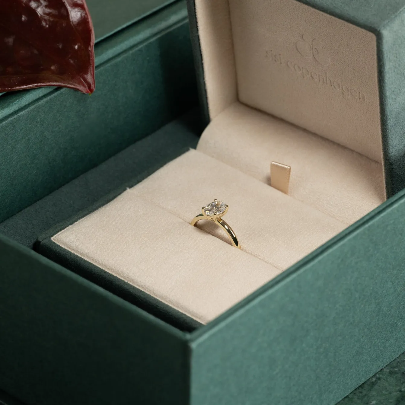 SOLITAIRE OVAL-CUT DIAMOND RING - 1.0ct - YG