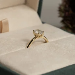 SOLITAIRE OVAL-CUT DIAMOND RING - 0.75ct - YG