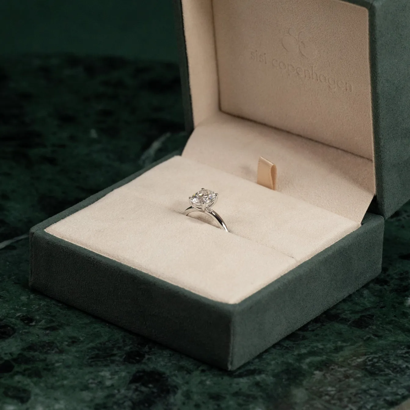 SOLITAIRE OVAL-CUT DIAMOND RING - 1.5ct - WG