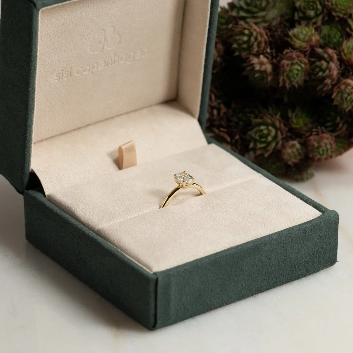 SOLITAIRE OVAL-CUT DIAMOND RING - 0.75ct - YG