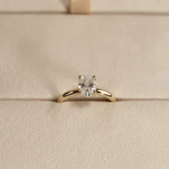 SOLITAIRE OVAL-CUT DIAMOND RING - 1.0ct - YG