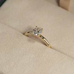 SOLITAIRE OVAL-CUT DIAMOND RING - 0.75ct - YG