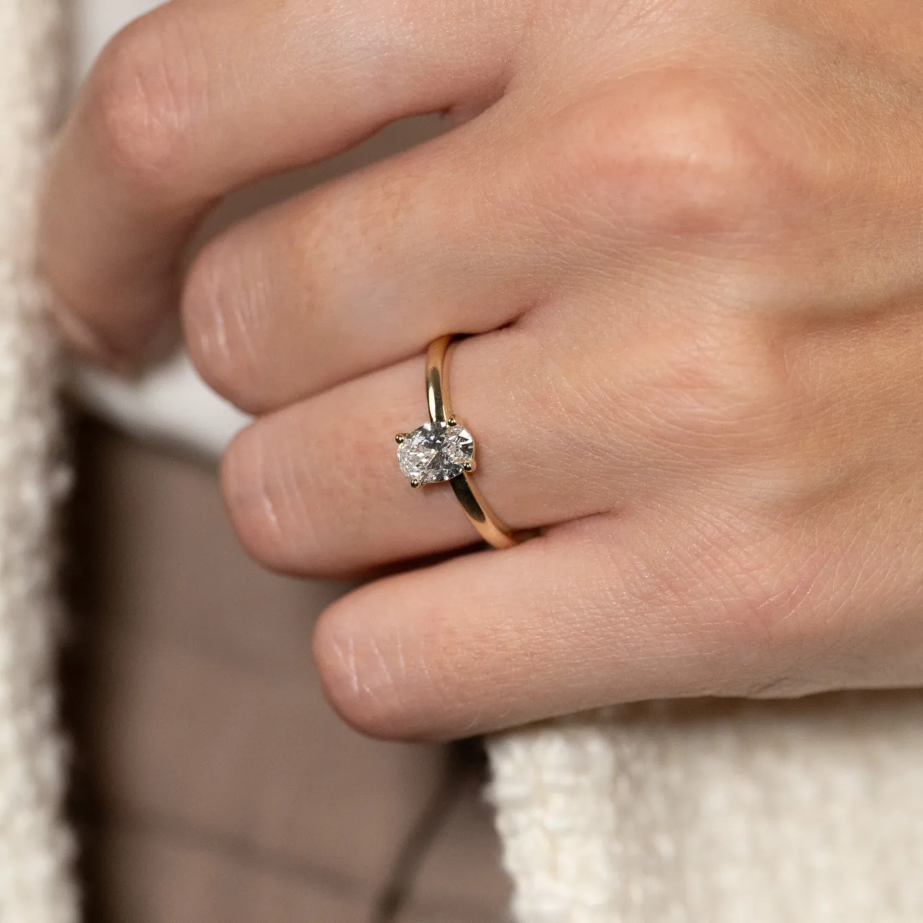 SOLITAIRE OVAL-CUT DIAMOND RING - 0.75ct - YG