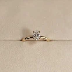 SOLITAIRE OVAL-CUT DIAMOND RING - 0.75ct - YG