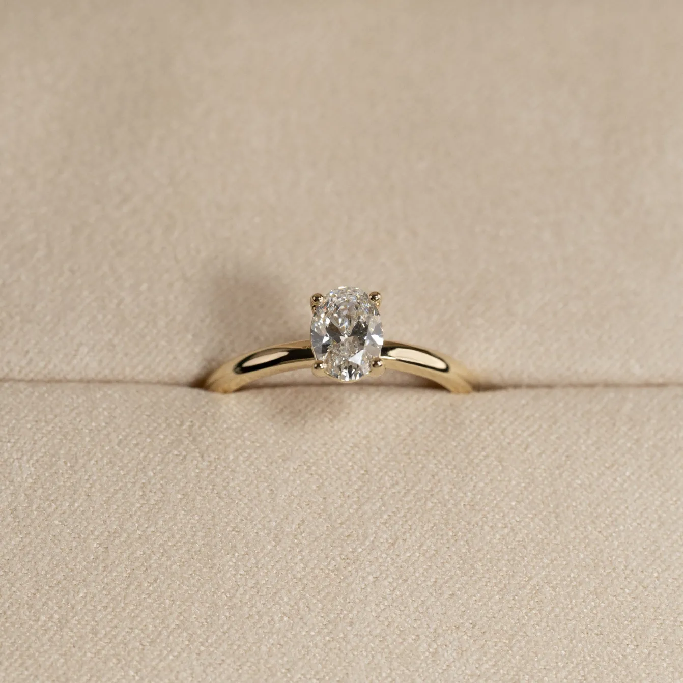 SOLITAIRE OVAL-CUT DIAMOND RING - 0.75ct - YG