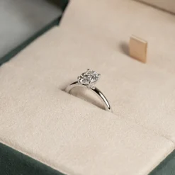 SOLITAIRE OVAL-CUT DIAMOND RING - 1.0ct - WG