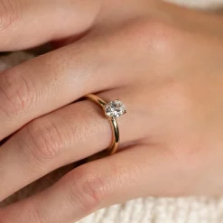 SOLITAIRE OVAL-CUT DIAMOND RING - 0.75ct - YG