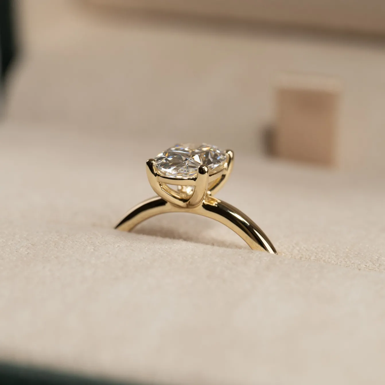 SOLITAIRE OVAL-CUT DIAMOND RING - 1.5ct - YG