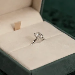 SOLITAIRE OVAL-CUT DIAMOND RING - 1.5ct - WG