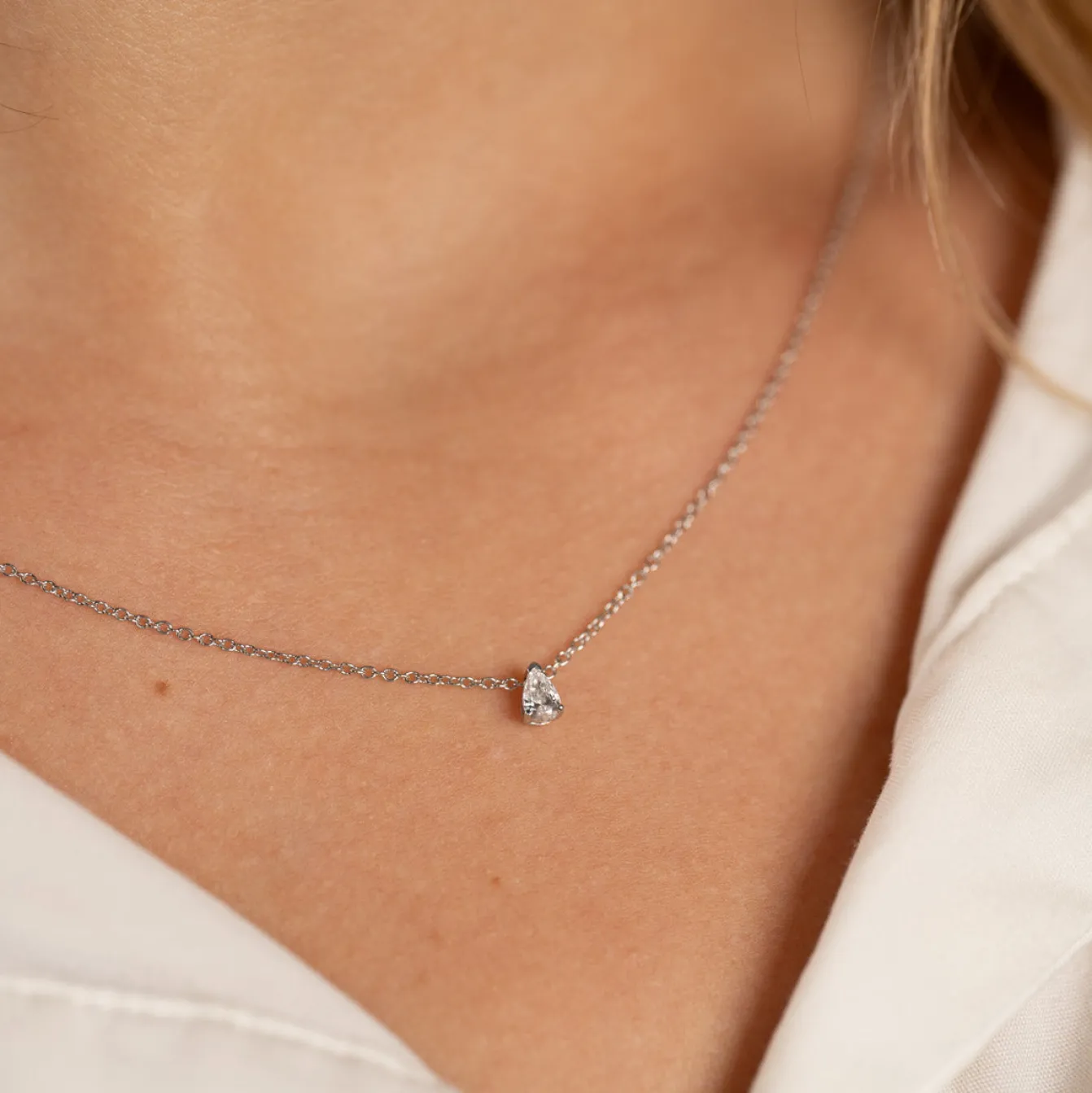 SOLITAIRE PEAR DIAMOND PENDANT - 0.12ct - WG
