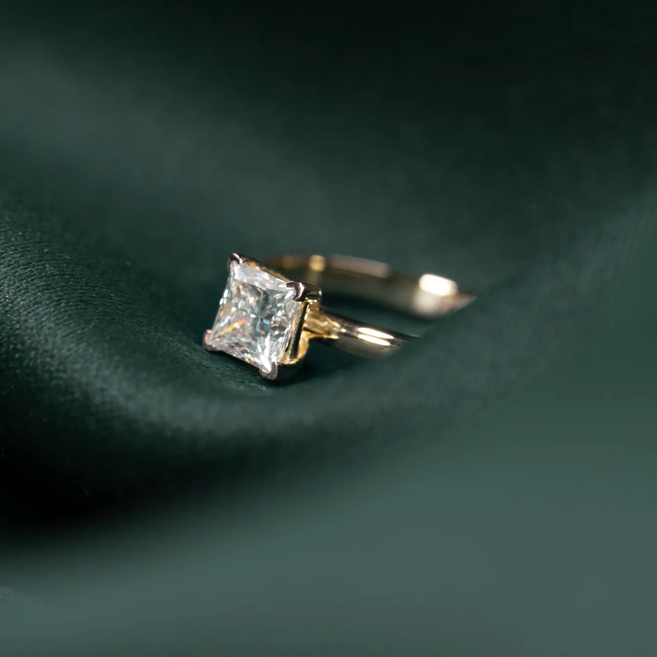 SOLITAIRE PRINCESS-CUT DIAMOND RING - 0.75ct - YG