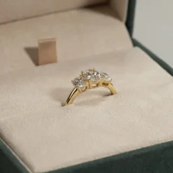 THREE-STONE OVAL-CUT DIAMOND RING - 2.0ct - YG