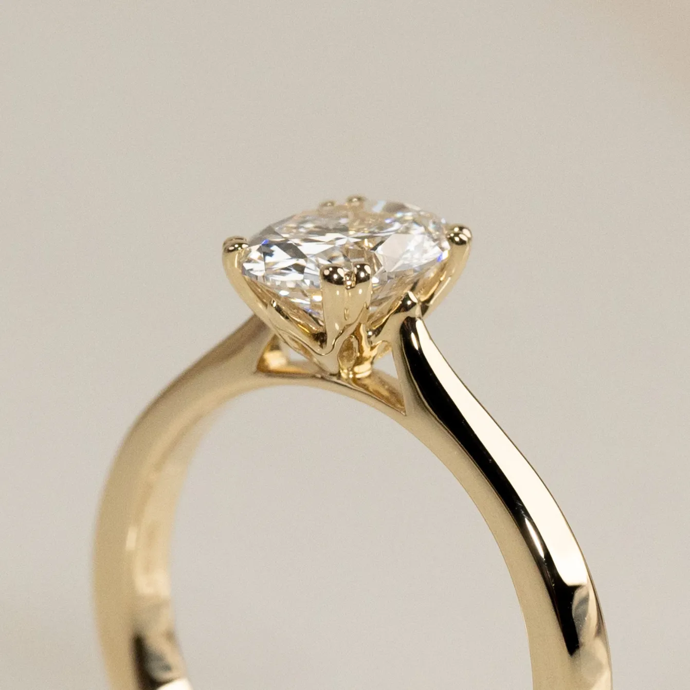 TULIP-SET OVAL-CUT DIAMOND RING - 1.0ct - YG