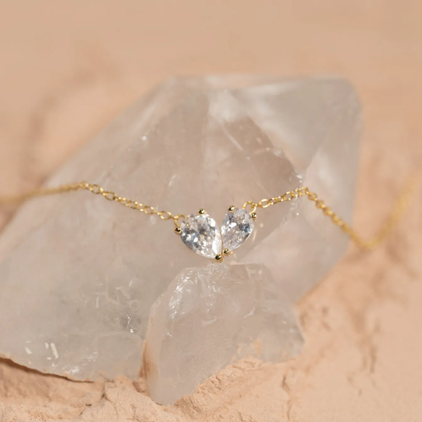 VERA CRYSTAL GOLDEN NECKLACE