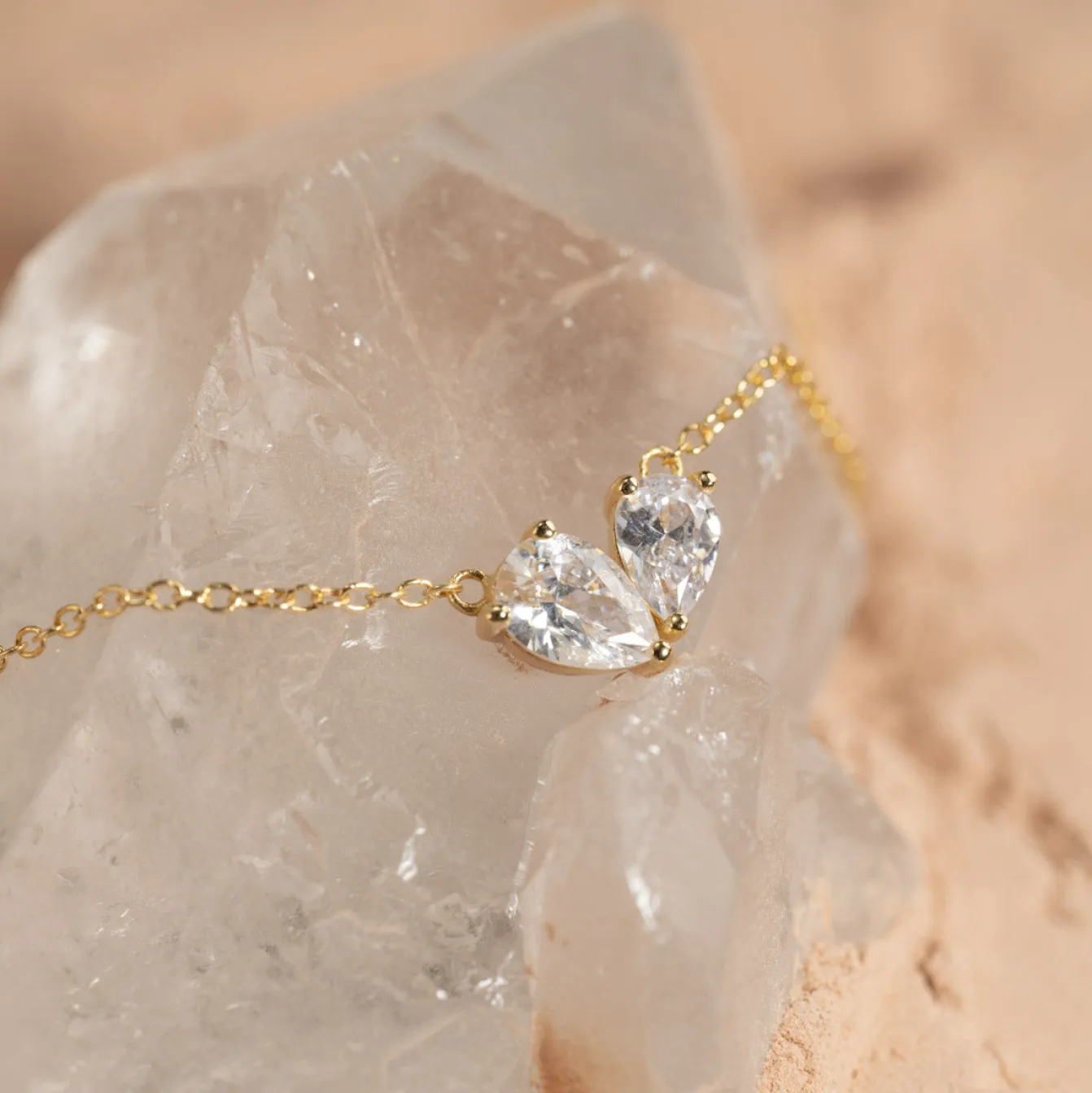 VERA CRYSTAL GOLDEN NECKLACE