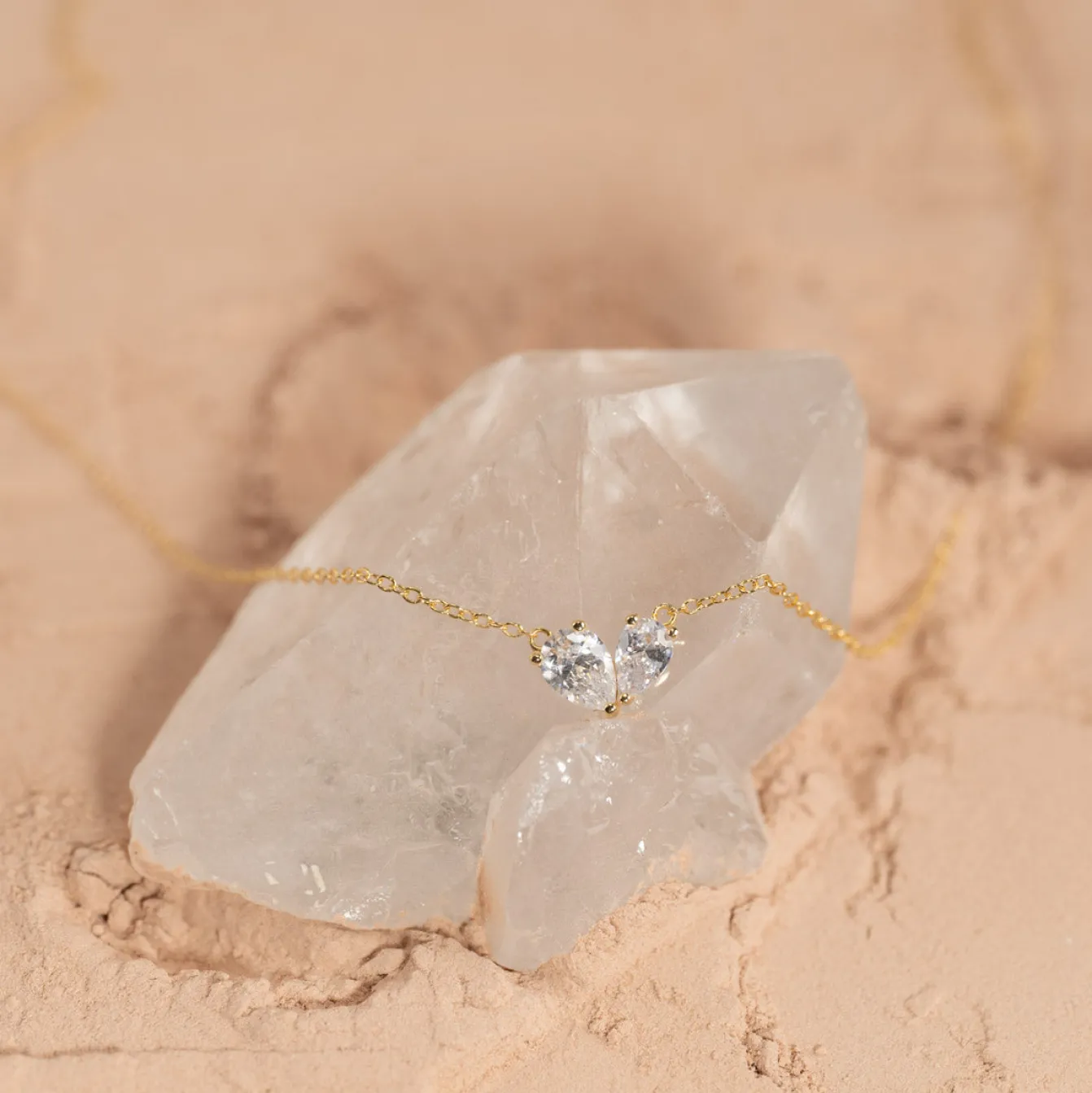 VERA CRYSTAL GOLDEN NECKLACE