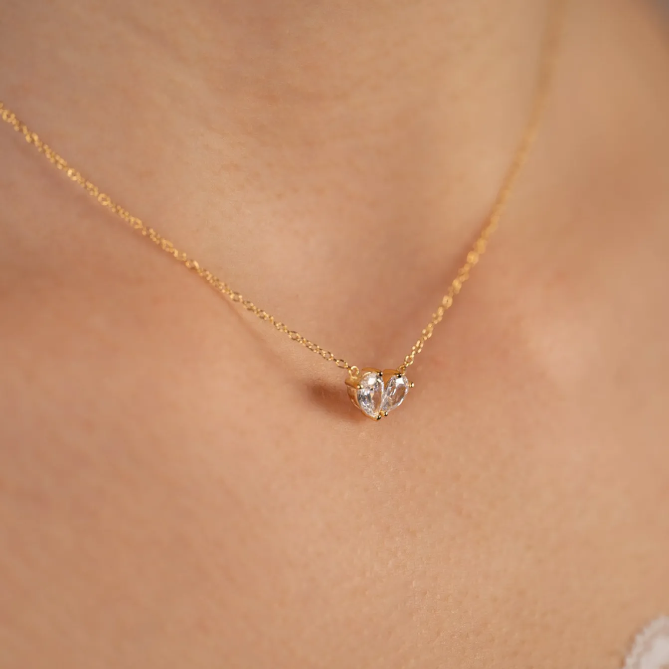 VERA CRYSTAL GOLDEN NECKLACE