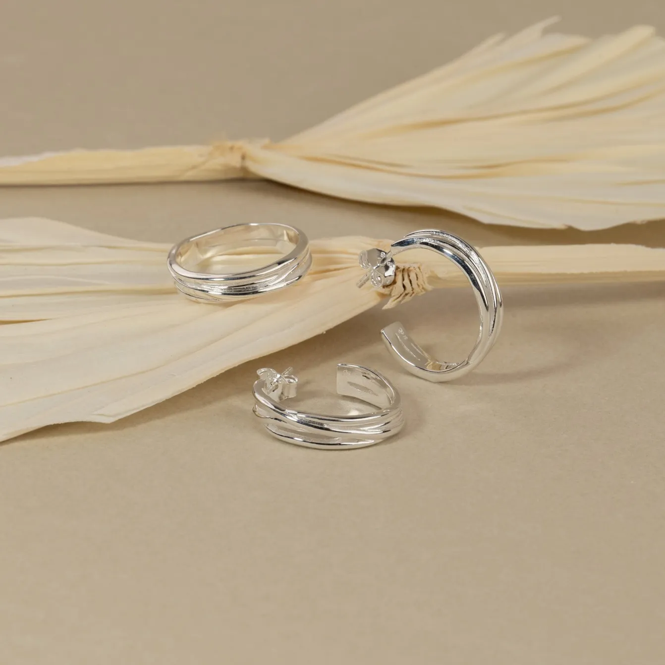 WILLOW SILVER CREOL EARRING